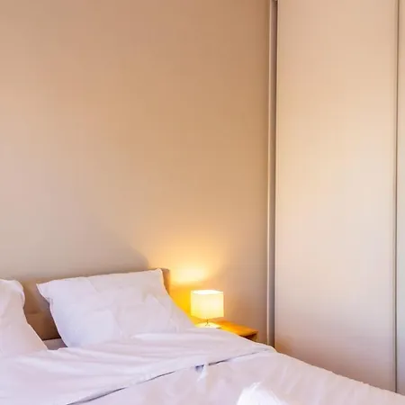 Zenbnb / Zebra / 2 Min. Gare /tramway / 3pers/ Stationnement Apartment